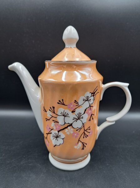 Kafijas kanna mazā, "Tet-a-Tet" ar ķiršu ziediem, oranžu lustrētu virsmu un brūnu svītru gar malu (Rīga 80 75)