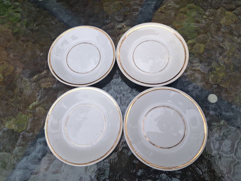 Mini leļļu apakštases baltas ar zelta apvilkumu. Ražotājs nav zinams. Bez zīmoga. Diam.8,5cm (Citi rpt 281)