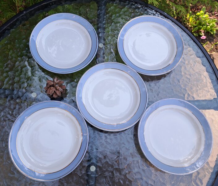 Maizes šķīvju komplekts. Šķīvji ir balti ar gaiši zilu malu un zelta svītrām, PFF (Citi pusd 97)