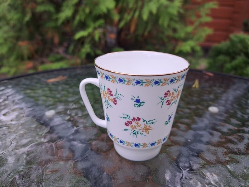 Kafijas krūzīte ar skaistu puķe dekolu un zeltu, Imperial porcelain, St.Petersburg (LFZ 39)