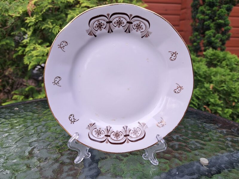 Kūku šķīvis ar brūnu dekolu un zeltu, servīze "Karīna", RPR (Karīna 130)