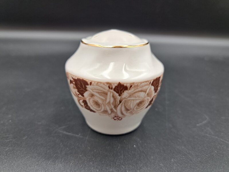 Sāls trauks, pusdienu servīze "Viktorija" ar greznām brūnām rozēmu un zeltu, RPR (Viktorija 55)