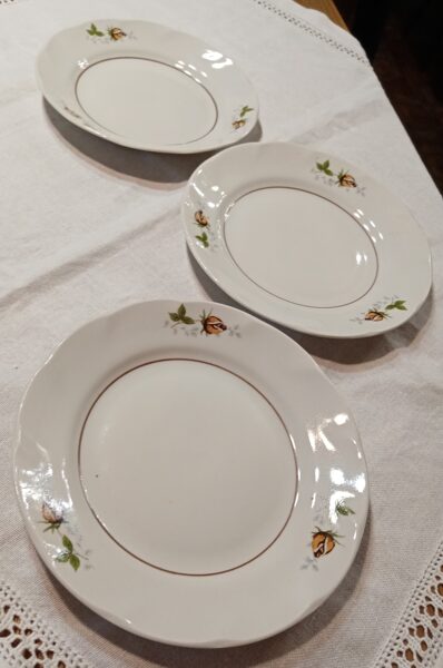 Deserta šķīvjs, tējas servīze "Viktorija" ar bešā rozi un bešā lustru (Viktorija t 13)