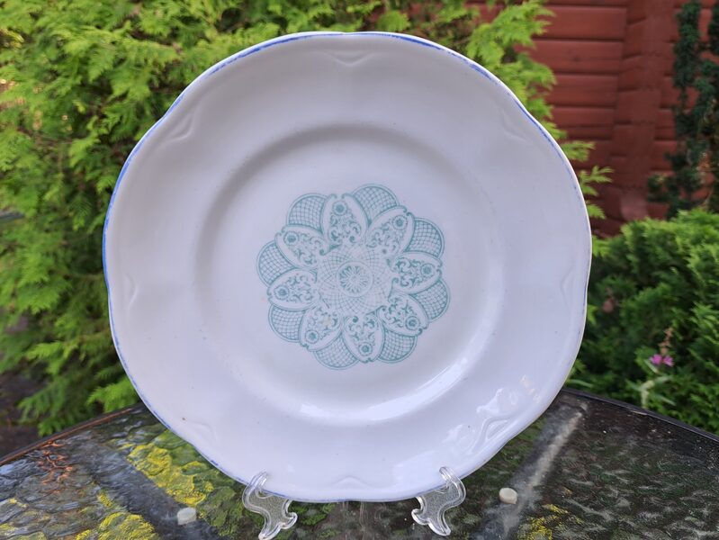 Otrā ēdiena šķīvis ar interesantu zaļganu ornamentu pa vidū un zilu malu, d=24cm, pusdienu servīze ROKOKO (Rokoko 115)