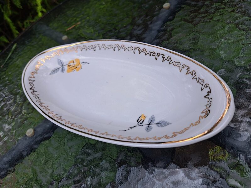 Mazais garenais šķīvis ar dzeltenu rozi un zelta rakstu, pusdienu servīze "Spīdola", PFF (Spīdola 89)