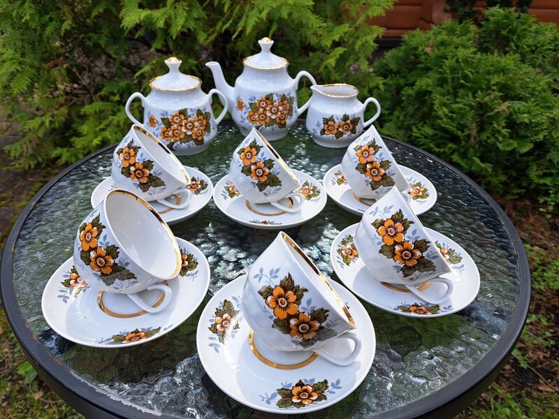 Tējas servīze "Māra" ar brūnām puķēm un zeltu, RPR (Māra tējas 154)