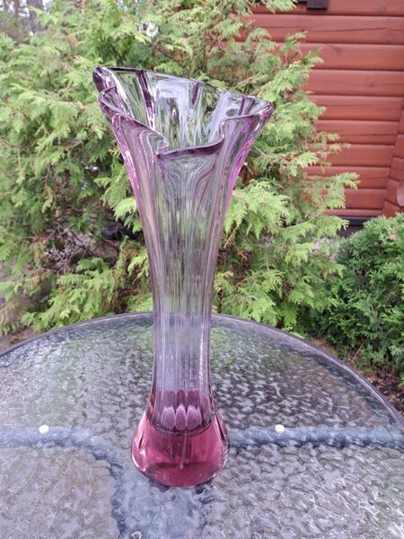 Ļoti skaista lillā vāze Līvānu stikla vāze "Medūza"  Nr.3. 1981.gads (Stikla vāze 99)