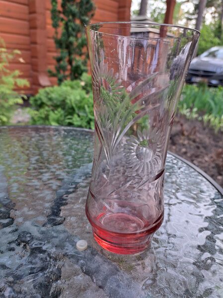 Maigi rozā stikla vāze ar gravēšanu (puķes), Latvijas stikls (Stikla vāze 65)