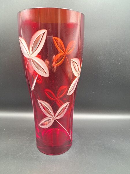 Eleganta rubīnkrāsas stikla vāze ar lakoniskām trejlapām, rokas gravēšanu, divkrāsains stikls. Augstums 26,5cm, diam.11,5cm (Stikla vaze 112)