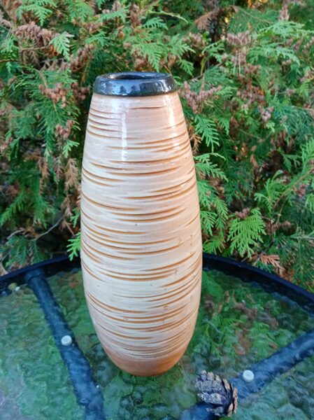 Skaista bešā māla vāze ar horizontālu dekoru (Keram 30)