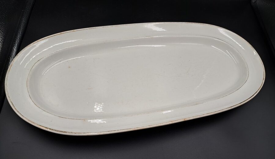 Ļoti liels garenais servējamais šķīvis cepetim, pusfajanss vai porcelans, Kuzņecovs (?) (Kuzņecovs 82)