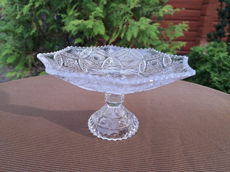 Izsmalcināts presēta stikla kantains augļu trauks uz kājas. D=18,5cm; h=10,5cm (Citi st 159)