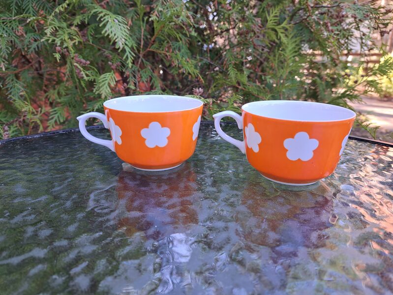 Krūzītes, forma "Karīna" ar sarkani oranžīgu un baltu dekolu, RPR (Karīna 100)