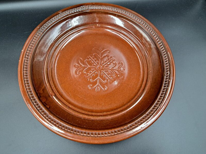 Skaists dekoratīvs brūns, reljefa virsma un tautīsks dekols. Roku gdarbs. Diam.26,5cm (Keram 89)