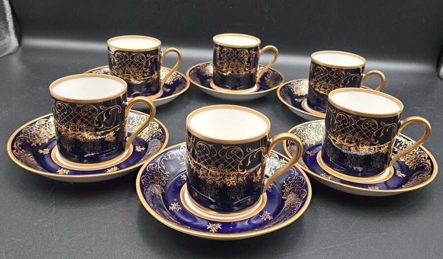 Jauni mokka kafijas pāri, kobalta pārklājums un bagātīgs zelts (lielais tikliņš ar rozēm). Ražotājs: REICHENBACH, VDR (Vācija 117)