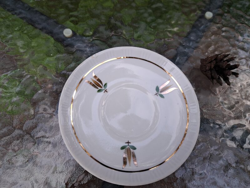 Apakštase "Regīna" baltā ar zeltām puķēm un zaļām lapām (krūzītes ar košu sarkanu puķi), PFF (Regina 32)