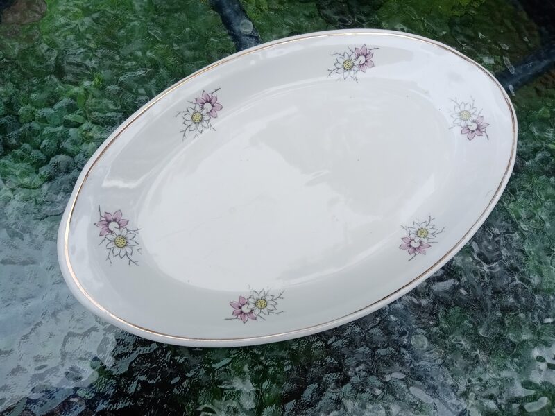 Garenais šķīvis 34,5cmx20,5cm, pusdienu servīze "Spīdola" ar lillā un baltām puķēm (Spīdola 52)