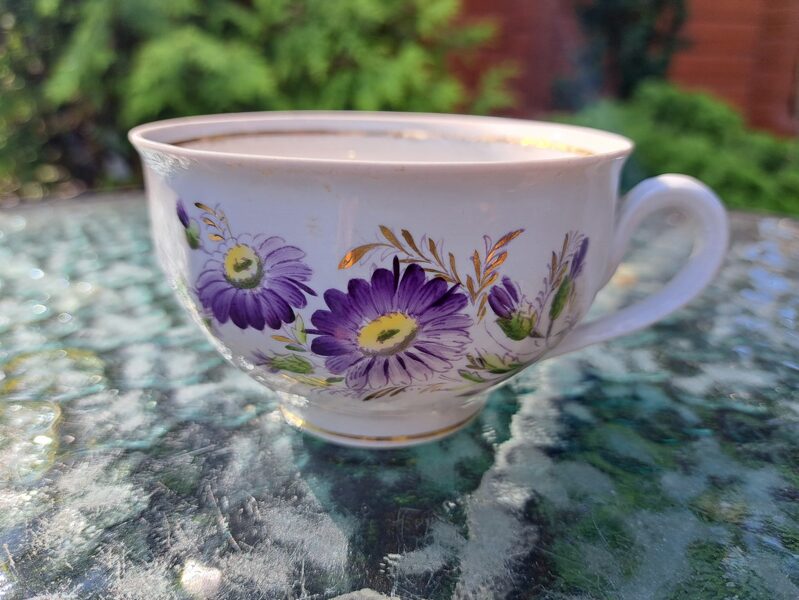 Krūzīte ar tumši lillā miķelīšiem un zeltu, PFF, nošķēlums (Rubenss 69)