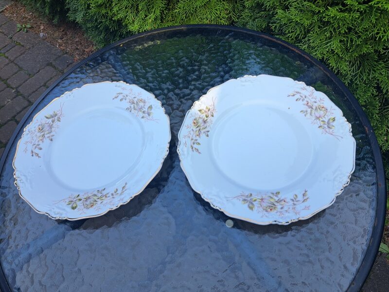 Grezni otrā ēdiena šķīvji ar maigu dekolu, zeltu un reljefa virsmu, d=25cm. Nošķēlums. Ražotājs: Mullera porcelāna rūpnīca (Vācija 218)