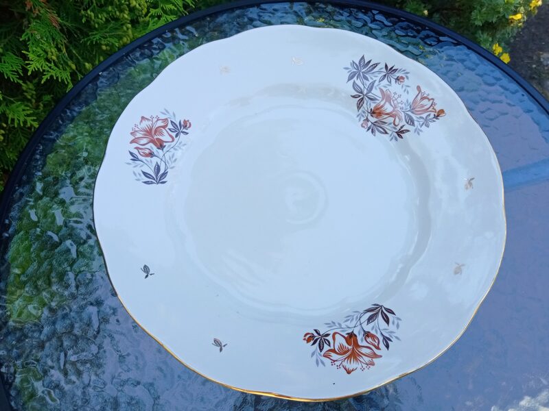 Lielais servējamais šķīvis ar brūnām tulpēm un zeltu, pusdienu servīze "Ārija", RPR. D=36cm (Ārija pusdienu 168)