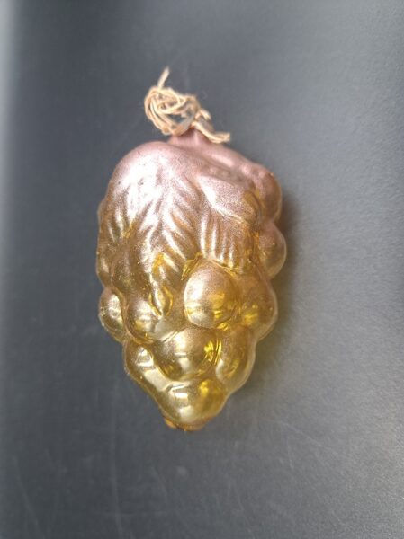 Vīnogas ķekars dzeltens caurspīdīgs ar perlamutra lapām, kakliņa defekti (Egle augļi 35)