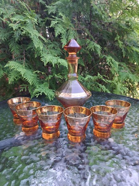 Čehu dervīna mēdus krāsas komlekts: karafe ar korķi un glāzītes 6 personām ar zeltu (Stikla gl 190)