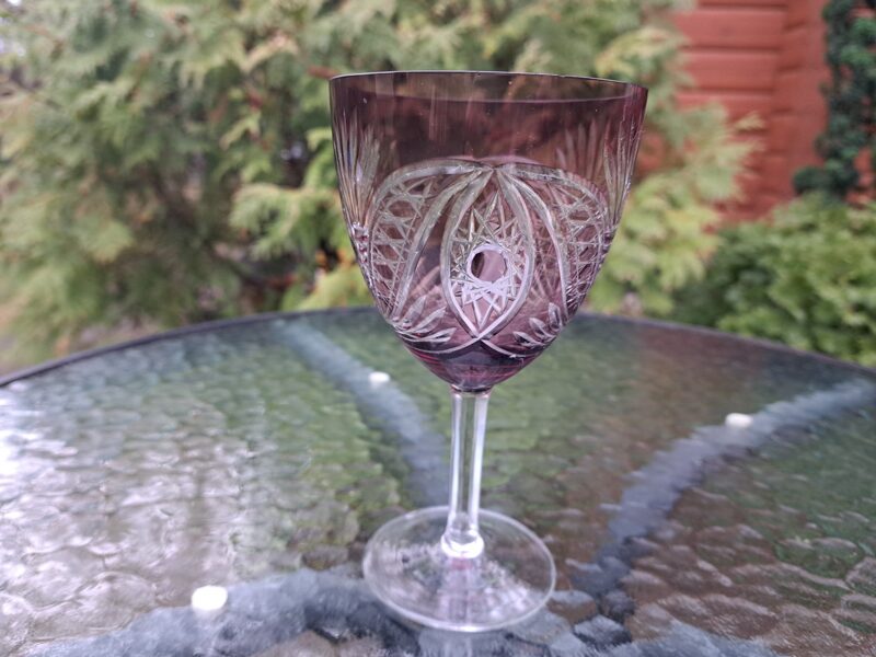 Grezna mangāna (tumšāks tonis) kristāla vīna glāze ar smalku rokas gravēšanu, mazi defekti (Kristāls gl 68)