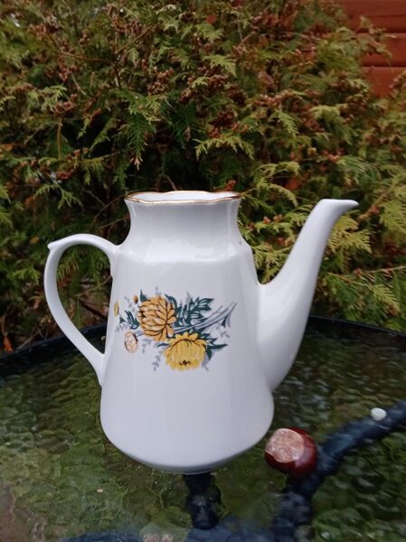 Tējkanna liela bez vāciņa, servīze "Karīna" ar dzeltenām asterēm(mazs pušķis) ar zeltu (Karīna 82)