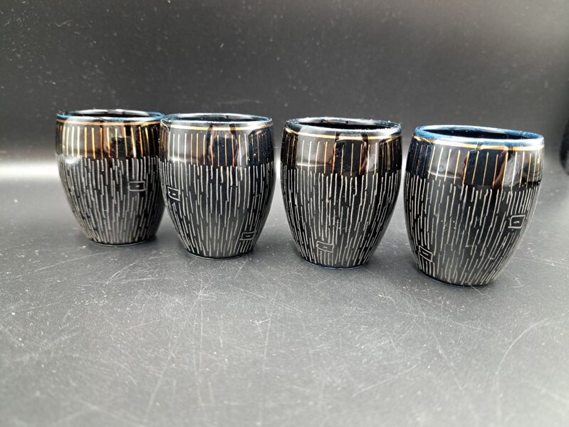 Mazu melnu ar zeltu glāzīšu 4 personām komplekts. Keramika. Tilpums 70ml (Keram 92)