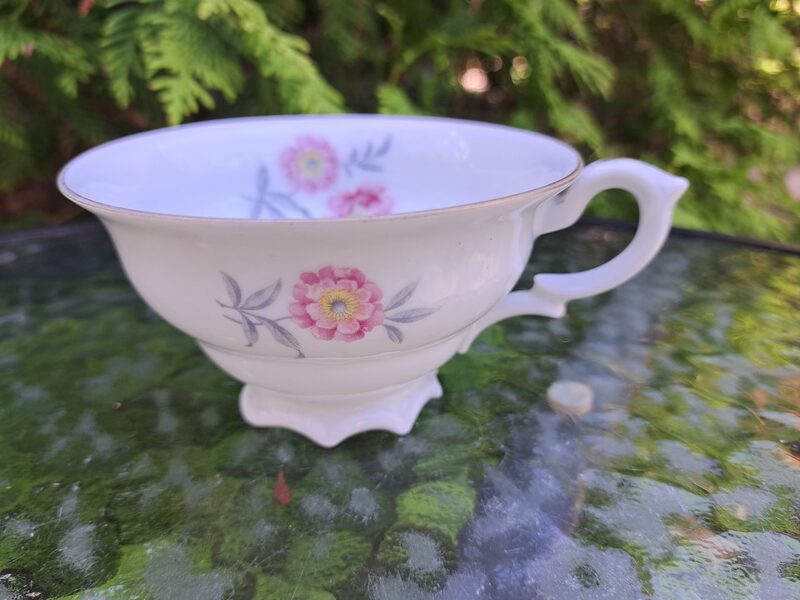 Krūzīte tējas ar maigām rozā puķēm un zeltu, Kuzņecovs. Periods - 1937-41.g.g. Tilpums ir 200cm (Kuzņecovs 114)