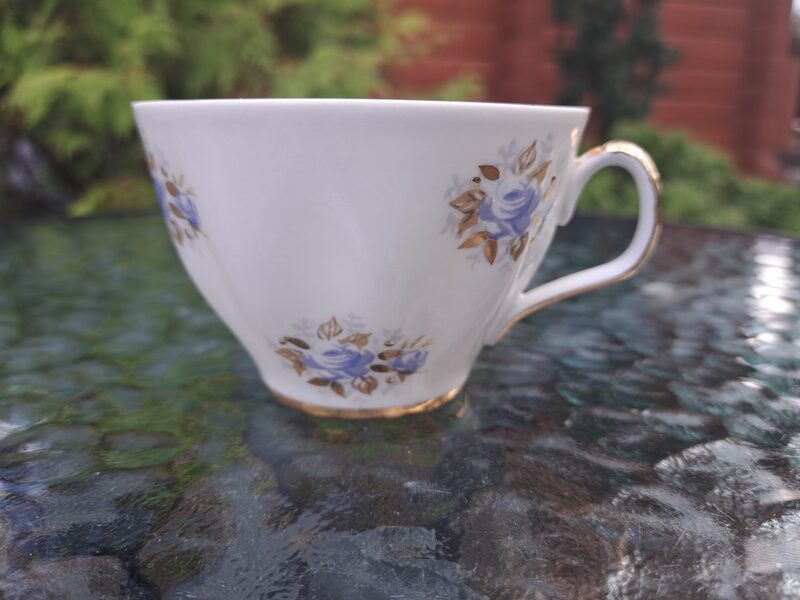 Krūzīte no ļoti retas servīzes "Sigulda" ar zilām rozēm, nošķēlums, RPR (Sigulda 154)