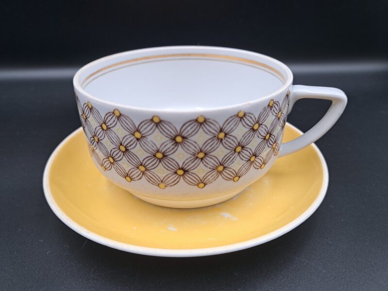 Buljona komplekts ar rūtinām krūzītēm un dzeltenām apakštasēm, RPR (Buljona 110)