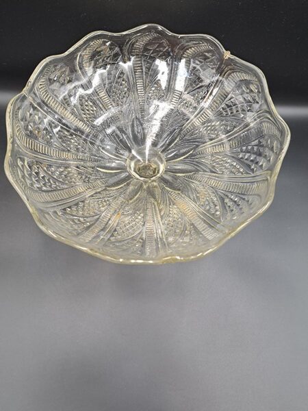 Skaists vintāžs izspiesta caurspīdīga stikla augļu trauks uz kājas. D=23,5cm; h=15,5cm (Citi st 148)