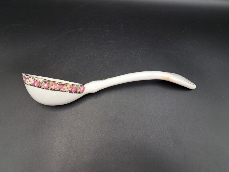 Pirmskara mērces porcelāna kausiņš ar rožu apmali un zeltu (Vācija 132)