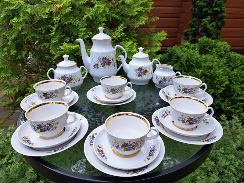 Tējas servīze "Māra" 6 personām ar lielo kannu ar vijolītēm un zeltu, RPR. 22 priekšmeti (Māra tējas 159)