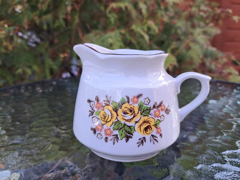 Krējuma kanniņa ar dzeltenām un sarkanām puķēm un tumši brūnu lustru(bez zelta), servīze "Karīna" (Karīna 97)