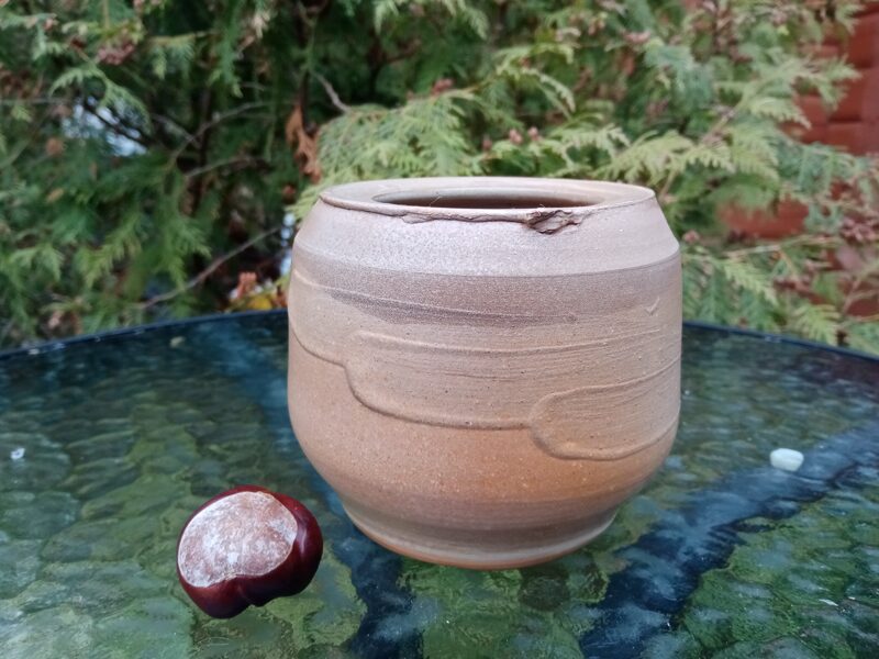 Podiņš māla jumu iekšā (Keram 62)