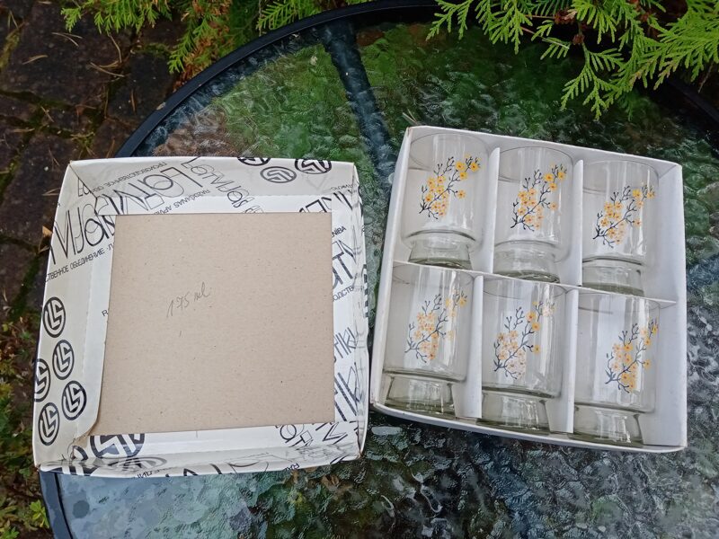 Jauns stikla sulas glāžu komplekts ar dzeltenām puķītēm (kompl. 6 personām) kastē (Stikla gl 35)