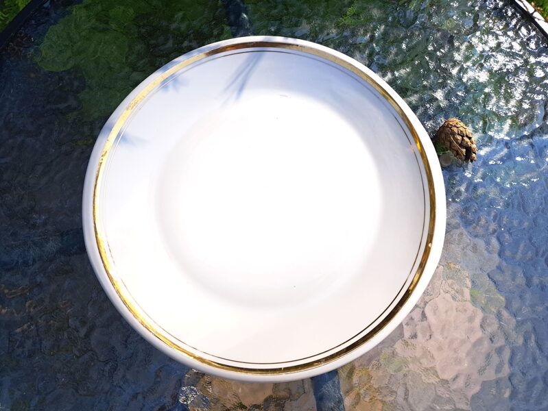 Servējamais šķīvis vidējais apaļais ar rokturiem balts ar zeltu, pusdienu servīzei "Jaunā", PFF (Jaunā 08)