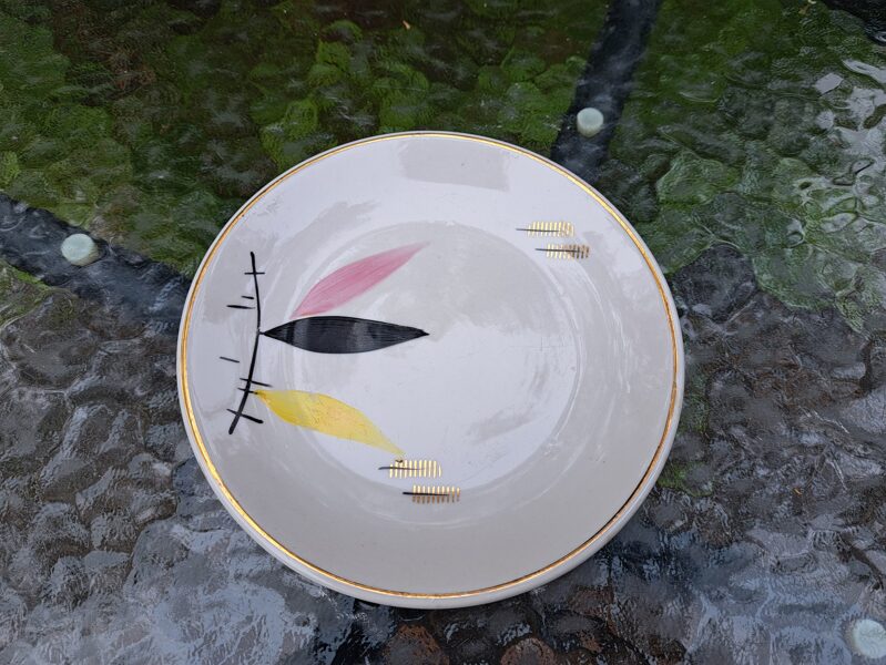 Kūku šķīvis, kafijas servīze "Ausma" ar rokas gleznojumu (melnas, dzeltenas, lillā lapas) un zeltu (Ausma 68)