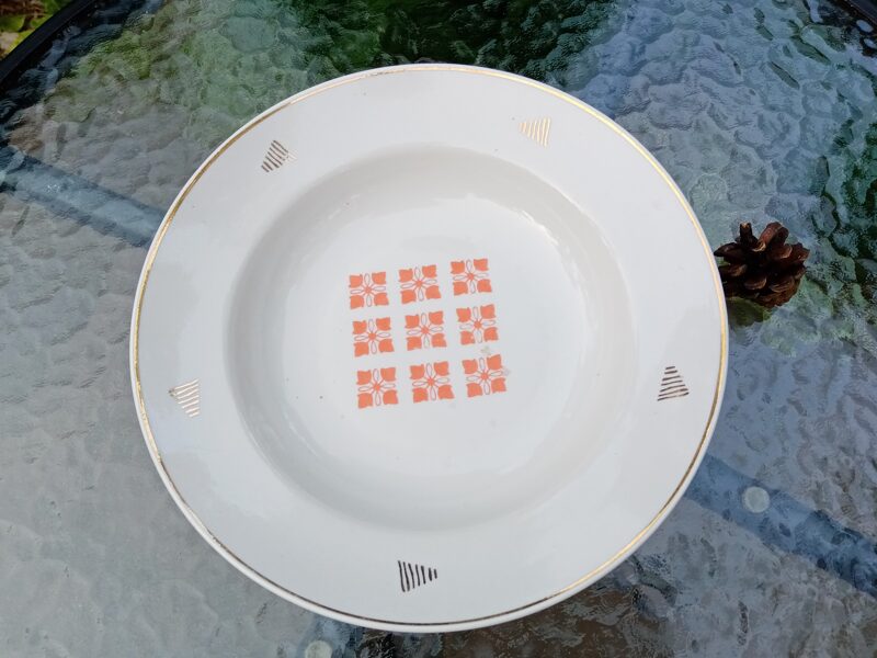 Zupas šķīvis d=24cm, pusdienu servīze "Spīdola" ar zelta rakstu un sarkanu dekolu (Spīdola 58)