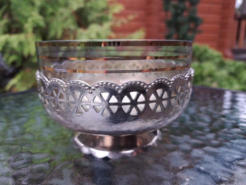 Skasts stikla cukurtrauks ar metālisku bļodu (Stikls sk 148)