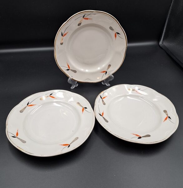 Maizes šķīvji d=17cm, ar melnu-sarkanu-zelta rokas gleznojumu, pusdienu servīze ROKOKO, PFF (Rokoko 121)