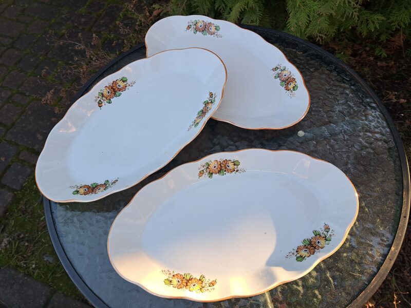 Lielais garenais šķīvjis L=36cm, pusdienu servīzee "Ārija" ar kliņģerītēm un bēšu lustrētu apvilkumu, RPR (Ārija pusdienu 381)