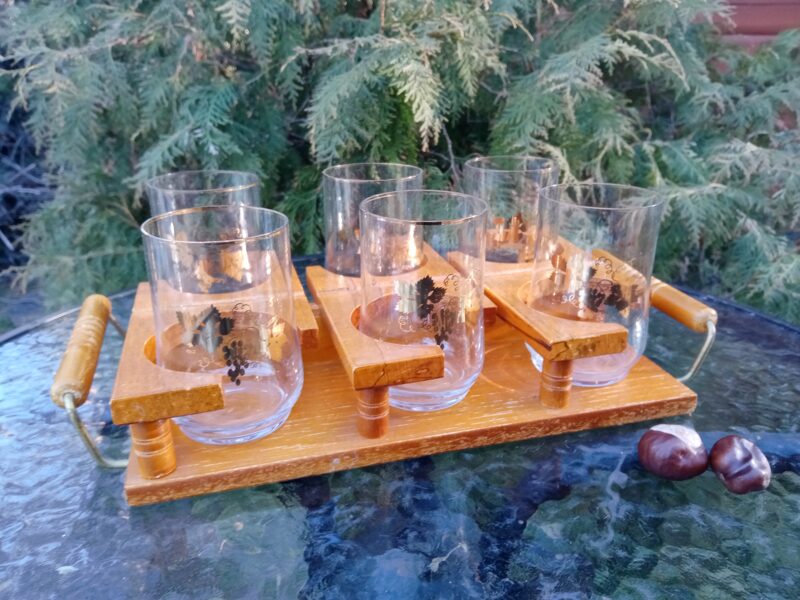 Sulas glāzes ar zelta dekolu (vīnogas) uz koka paplates ar glāžu turētājiem (Stikla gl 19)