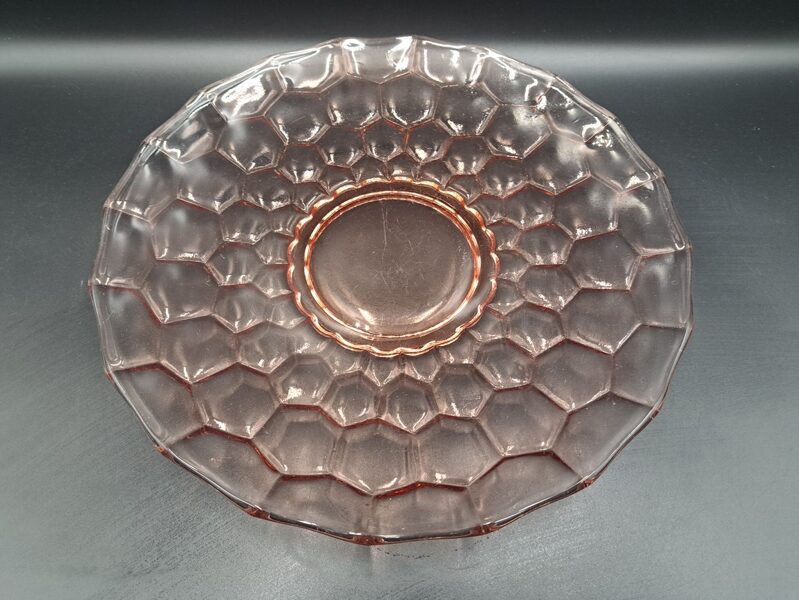 Laškrāsas cupumumu/augļu šķīvis, iespējams Iļģuciema stikla fabrika vai Lorup (Igaunija) (Stikls sk 154)