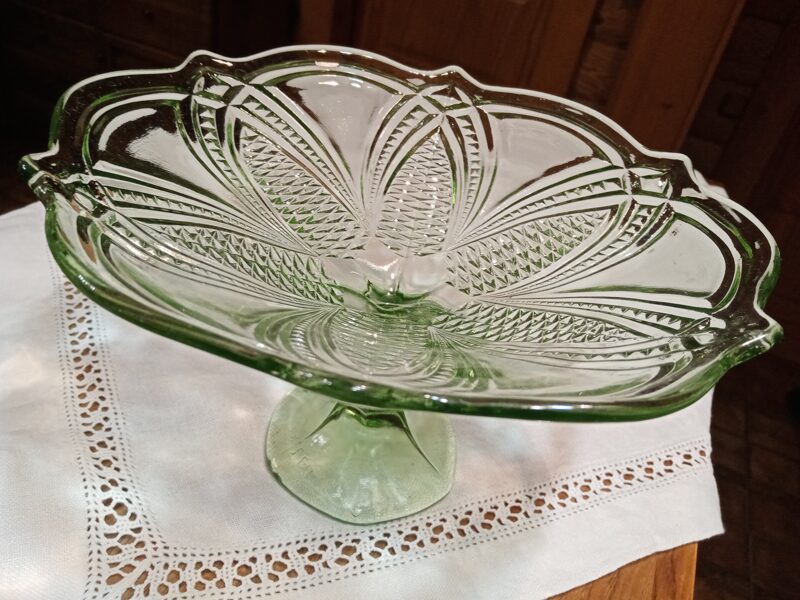 Skaists vintāžs izspiesta zaļa stikla augļu trauks uz kājas (Citi st 09)