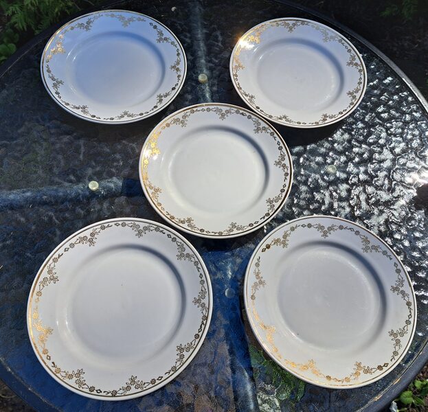 Maizes šķīvis balts ar zelta rakstu, ar taisnu malu, RPR. Diam.17cm (Citi pusd 94)