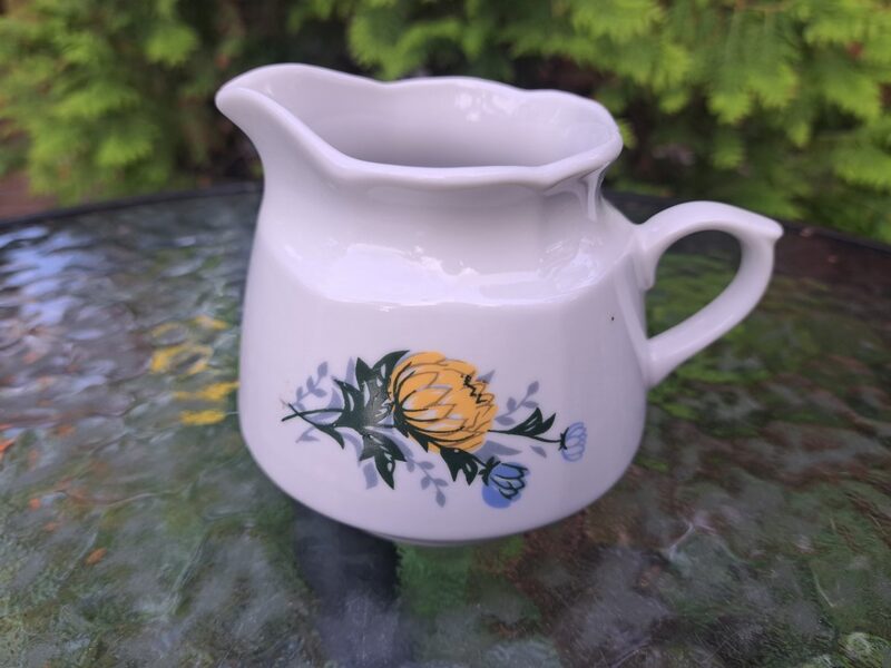 Krējuma kanniņa, servīze "Karīna" ar dzeltenām un zilām asterēm(mazs pušķis)  bez apvilkuma, RPR (Karīna 143)