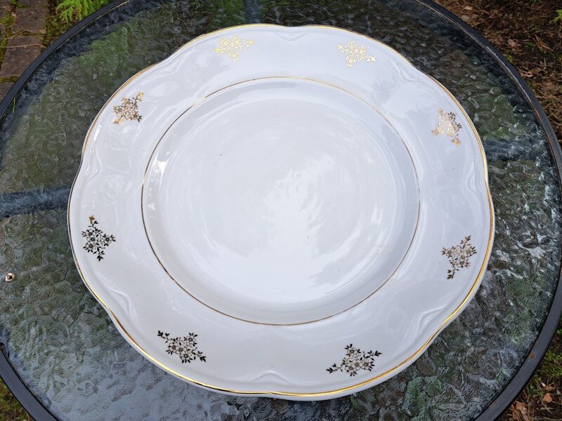 Lielais servējamais šķīvis, pusdienu servīze "Rīga" (Rokoko) balta ar zelta 4-puķītēm, d=36cm (Rokoko 143)